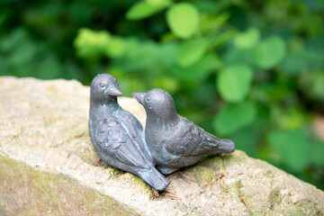 Fototapeta premium Vögel auf dem Grabstein