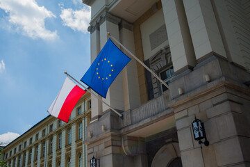 flaga Polski Unii Europejskiej Kancelaria Premiera w Warszawie - obrazy, fototapety, plakaty