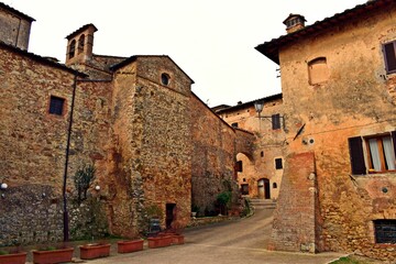 Fototapeta na wymiar vecchio paese di Abbadia a Isola nel comune di Monteriggioni in Toscana Italia