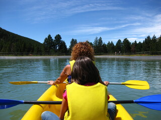 Mujer y niña en kayak