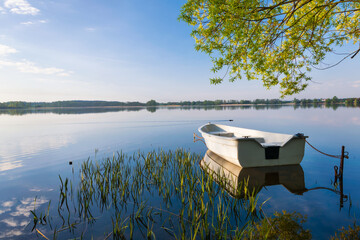 Rowing boat floating over the Lake Selment Wielki waters. Masuria, Poland. - obrazy, fototapety, plakaty