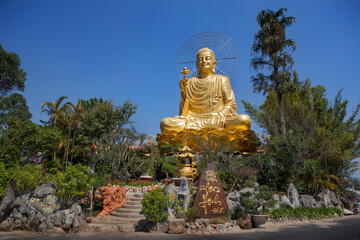 Статуя Золотого Будды в Далате. Вьетнам.
