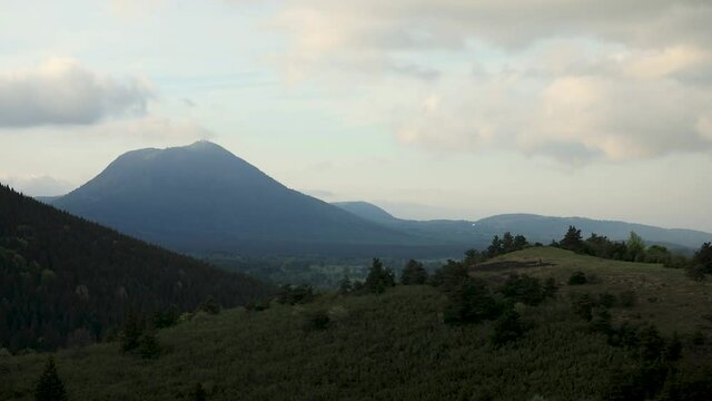 Le Puy de Dome, nature et couch&eacute; de soleil dans la chaine des puys en Auvergne. Paysage Montagnes en France.