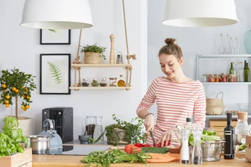 Keuken foto achterwand Koken Vrouw die groenten snijdt