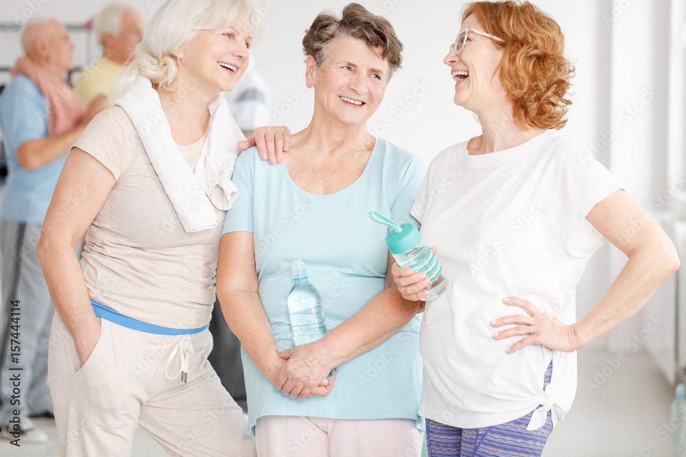 Wall mural Elderly girlfriends in gym