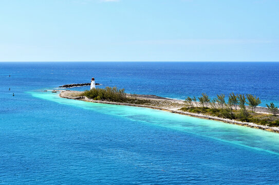 Small lighthouse at the entrance of Nassau harbor - Bahamas