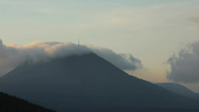 Couch&eacute; de soleil sur le Le Puy de Dome. Paysage de montagne dans la chaine des puys en Auvergne.