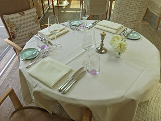 restaurant dining table for 3