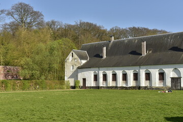 Obraz premium L'un des bâtiments et l'ancien cloître de l'abbaye du Rouge-Cloître en forêt de Soignes à Auderghem 
