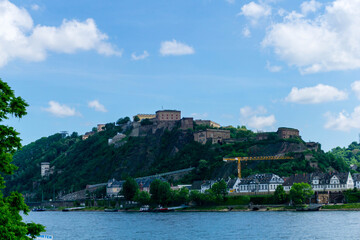 Fototapeta na wymiar Festung Ehrenbreitstein in Koblenz bei blauen Himmel blau Burg 