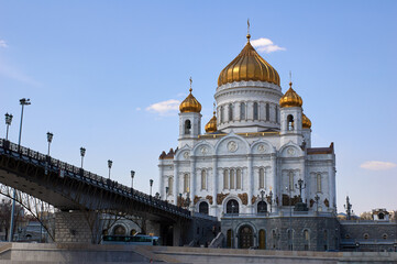 Fototapeta na wymiar Cathedral of Christ the Savior and bridge, Moscow, Russia