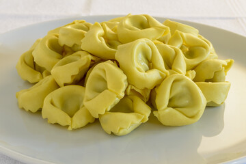 ravioli freschi ricotta e spinaci nel piatto