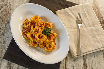 ravioli al sugo dall'alto