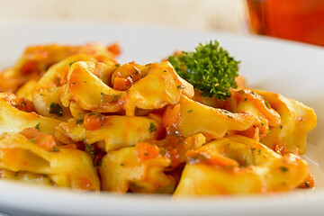 ravioli al sugo dal basso particolare