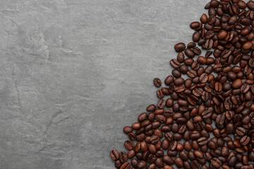 braune Kaffeebohnen auf dunklem Hintergrund