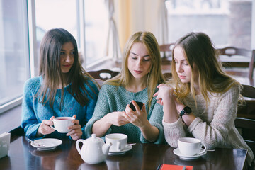 girls in cafe