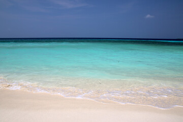 Obraz premium Blue Ocean seen from the beach of Ukulhas, Maldives