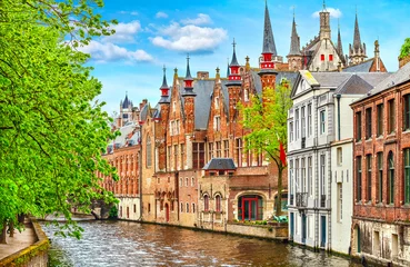 Fotobehang Middeleeuwse stad Brugge in België. Panorama en landschap vintage © Yasonya
