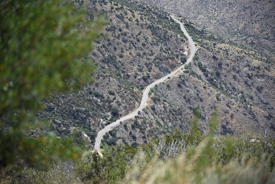Nicht befahrene Straße an der Flanke eines Bergs in Arizona, von oben gesehen
