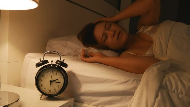 4k of clock with sleep at night. woman can not sleep