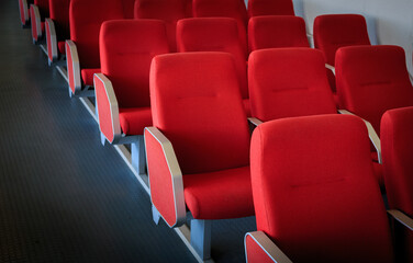 fauteuil rouge dans une allée