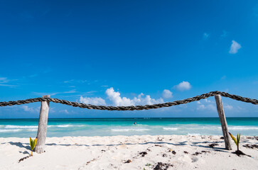Leerer Strand in Yucatan mit Seil Absperrung bei blauen Himmel