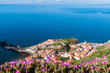 Camara de Lobos, kleines Fischerdorf bei Funchal auf Madeira - obrazy, fototapety, plakaty