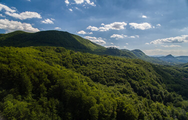 Naklejka premium Aerial view of green hills