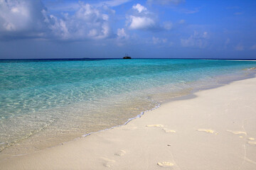 Fototapeta na wymiar Blue Ocean seen from the beach of Ukulhas, Maldives
