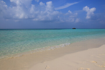 Fototapeta na wymiar Blue Ocean seen from the beach of Ukulhas, Maldives