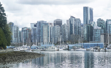 Obraz premium The Skyline of Vancouver - amazing view from Stanley Park - VANCOUVER - CANADA - APRIL 12, 2017