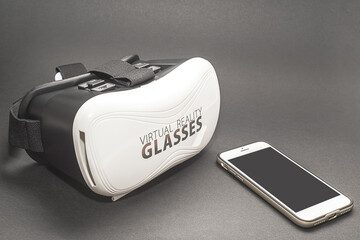 Okulary wirtualna rzeczywistość VR oraz telefon z czarnym pustym ekranem © Sebastian