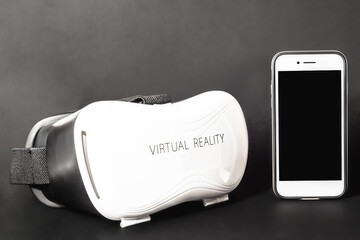Okulary wirtualna rzeczywistość VR oraz telefon z czarnym pustym ekranem