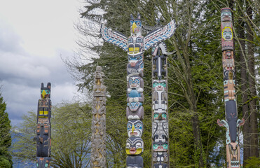 Obraz premium Stanley Park Vancouver - The Totem Poles - VANCOUVER - CANADA - APRIL 12, 2017