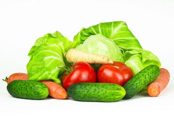 Zestaw warzyw izolowane białe tło takie jak kapusta zielona, pomidory, ogórek krótki zielony, marchewka marchew pietruszka