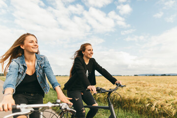 Fototapeta na wymiar Freundinnen beim Radfahren
