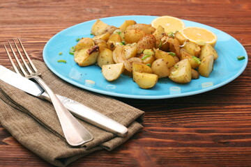 Baked potatoes with lemon