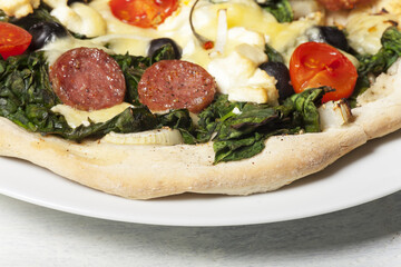 Nahaufnahme einer Spinat-Pizza