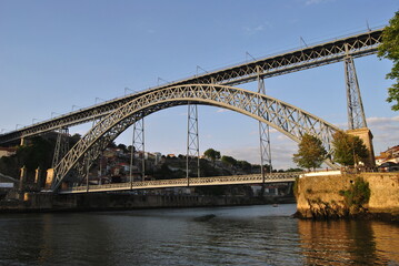 Fototapeta na wymiar Ponte Dom Luís, ponte sobre o rio douro onde passa o metro projectada pelo engenheiro Eiffel, Porto