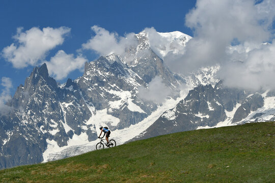Mountain bike biker ed il Monte Bianco 