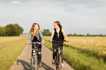 Freundinnen beim Radfahren