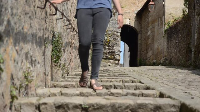 Jeune fille descendant une rue M&eacute;di&eacute;vale en escalier &agrave; Autun en Bourgogne
