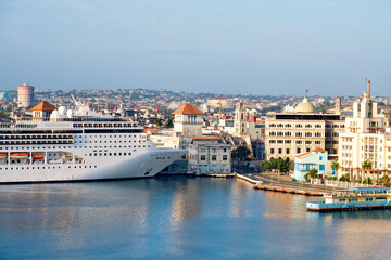 Vue sur le centre historique de La Havane avec un bateau de croisière