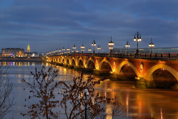 Naklejka premium Le pont de pierre de bordeaux de nuit