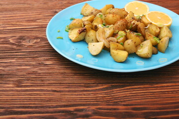 Baked potatoes with lemon