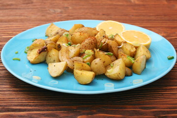 Baked potatoes with lemon