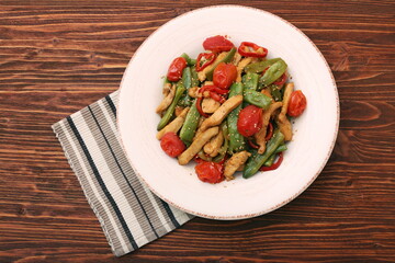 Stewed chicken breast with green bell pepper, young peas and tom