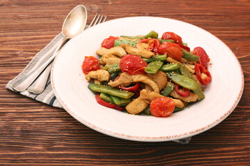 Stewed chicken breast with green bell pepper, young peas and tom