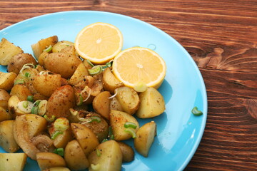 Baked potatoes with lemon