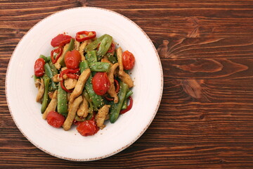 Stewed chicken breast with green bell pepper, young peas and tom